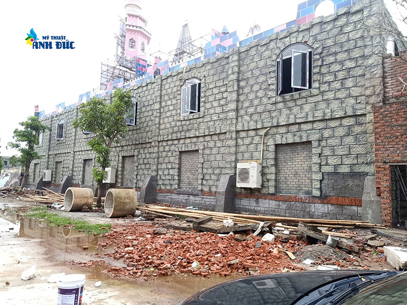 Công trình tường thành giả đá cổ đang thi công ở Công Viên Ngân Hà, TP Ninh Bình (Phần 4)